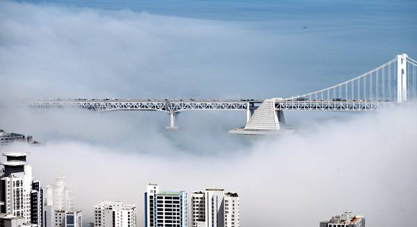 부산 해운대와 광안리 일대에 해무가 낮게 깔려있고 하늘에는 모처럼 파란 하늘을 보이고 있다. 김동하기자