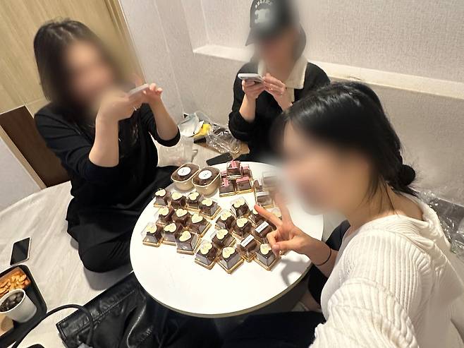 Park Yoo-kyeong poses with Dubai chewy cookies that she purchased during a “Dubai chewy cookie tour” last November. [COURTESY OF PARK]