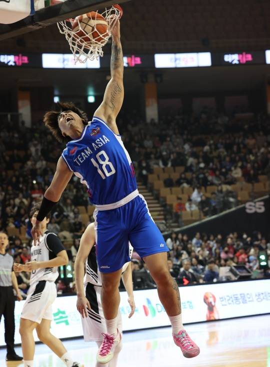올스타전 전야제서 팀 아시아, 팀 루키 82-79 격파...톨렌티노 19점 14리바운드 MVP