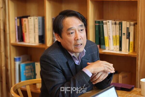 ▲이진동 뉴스버스 대표가 지난 7일 미디어오늘과 인터뷰하고 있다. 사진=박서연 기자