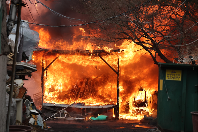 16일 오전 서울 강남구 개포동 구룡마을에서 발생한 화재로 불길이 치솟고 있다. [뉴스1]