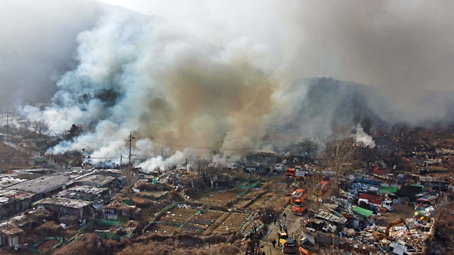 16일 오전 서울 강남구 구룡마을에서 화재가 발생해 연기가 치솟고 있다. 소방당국은 대응 2단계를 발령해 화재를 진압했으며 이 화재로 이재민 180여명이 발생했다. [김호영 기자]