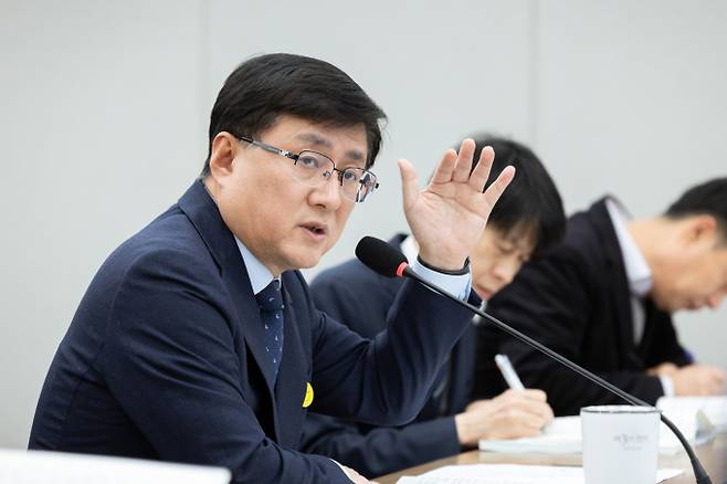 시멘트 업계가 기후환경에너환경부의 온실가스 감축 목표에 공감하지만 제도적 지원이 필요하다고 강조했다. 사진은 김성환 환경부 장관. /사진=뉴스1