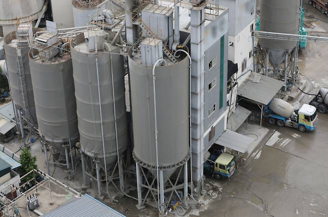 시멘트업계가 원자재 가격 상승, 운송비 부담 가중, 저감 설비 투자 비용 등이라는 삼중고를 겪고 있다. 사진은 경기 안양시 한 레미콘 공장. /사진=뉴스1