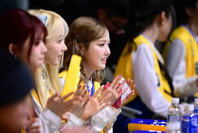 세이마이네임이 배구 경기를 보고 있다 / 한국배구연맹(KOVO)