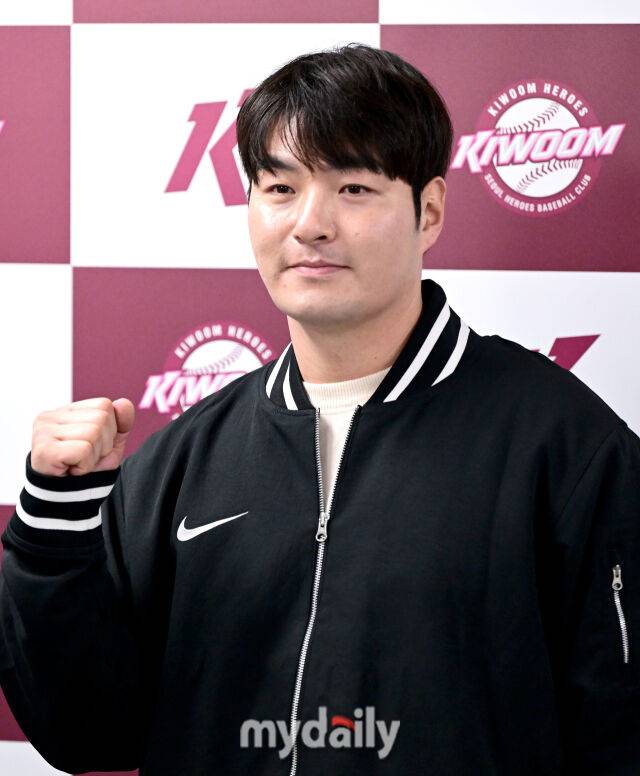 2026년 1월 15일 오후 서울 고척스카이돔에서 키움 히어로즈 박병호 잔류군 선임코치 기자회견이 열렸다. 박병호 코치가 인사하고 있다. 2005년 LG트윈스에서 프로생활을 시작한 박병호 선임코치는 2011년 트레이드로 히어로즈 유니폼을 입었다. 2016년 포스팅 시스템을 통해 미국 메이저리그에 진출한 뒤 2018년 히어로즈로 복귀해 2021년까지 활약했다. 이후 KT위즈, 삼성 라이온즈에서 선수 생활을 이어갔으며, 지난 시즌을 끝으로 현역에서 은퇴했다. 그리고 키움 히어로즈에서 지도자로 제2의 야구 인생을 시작한다. /고척=유진형 기자 zolong@mydaily.co.kr