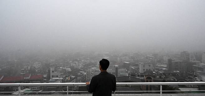 수도권에 미세먼지 수치가 ‘나쁨’ 상태를 보이고 있는 16일 오전 서울 도심 일대가 미세먼지와 안개로 인해 뿌연 모습을 나타내고 있다. 임세준 기자