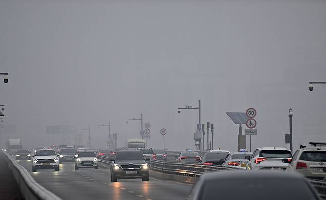 수도권에 미세먼지 수치가 ‘나쁨’ 상태를 보이고 있는 16일 오전 서울 도심 일대가 미세먼지와 안개로 인해 뿌연 모습을 나타내고 있다. 임세준 기자