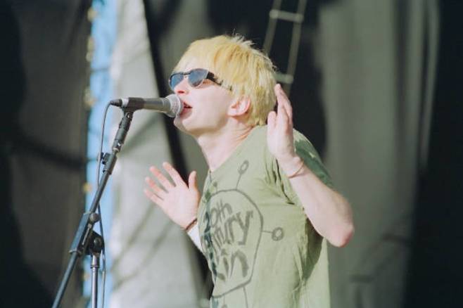 라디오헤드의 음악이 ‘차원이 다른 이유’는 감성적인 선율과 중독성 있는 우울한 정서 때문만이 아니다. 이들 곡의 핵심은 감정을 표현하고 전달하는 데서 그치지 않고 감상자의 감각이 발생하도록 하는 환경 자체를 촘촘하고 예리하게 설계하는 데 있다. [게티이미지/Photo by Brian Rasic]