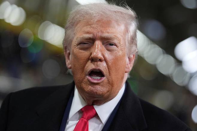 [디어본=AP/뉴시스] 도널드 트럼프 미국 대통령의 재집권 1년은 '강한 대통령'을 전면에 내세운 경제 정책의 시험대였다. 사진은 도널드 트럼프 미국 대통령이 13일(현지 시간) 미국 미시간주 디어본의 포드 공장을 시찰하며 발언하고 있다. 2025.01.14.