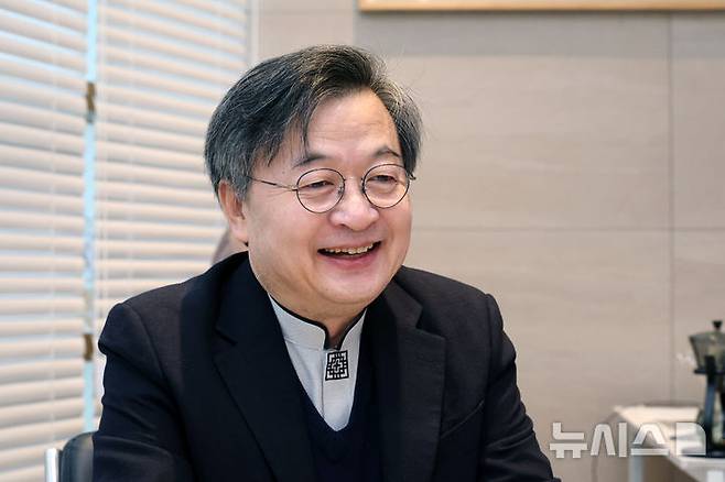 [서울=뉴시스] 배훈식 기자 = '만남 중창단' 김진 목사가 16일 오전 서울 동작구 원불교소태산기념관에서 뉴시스와 인터뷰하고 있다. 2026.01.16. dahora83@newsis.com