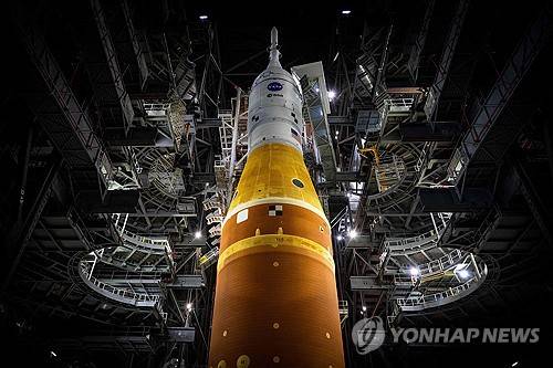 아르테미스 2단계 준비 중인 SLS 로켓 발사체 [AFP=연합뉴스 제공]