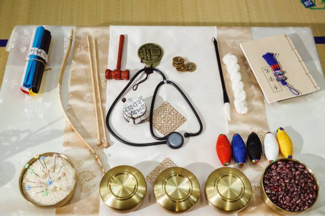 아이 수는 줄었지만 한 아이에게 쏟는 비용과 의미는 커지면서 돌잔치 소비의 풍경도 달라지고 있다. 게티이미지