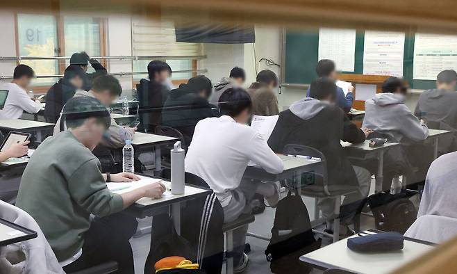2026학년도 대학수학능력시험일인 지난해 12월 13일 오전 경기도교육청 제30지구 제17시험장인 수원시 영통구 효원고등학교에서 수험생들이 시험 준비를 하고 있다. 연합뉴스