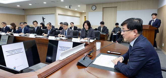 김성환 기후에너지환경부 장관이 지난 14일 환경분야 산하기관 업무보고를 진행하고 있다. 기후에너지환경부 제공