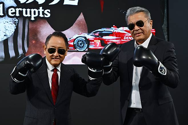 권투 글러브를 끼고 포즈를 취하고 있는 토요다 아키오 회장과 나카지마 히로키 부사장. 사진: 도쿄오토살롱 공동취재단