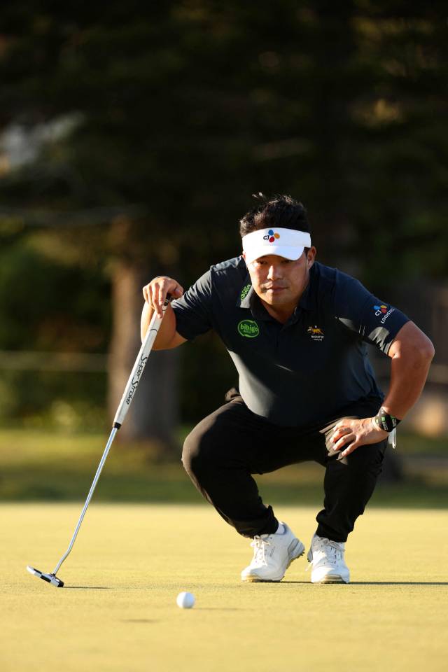 그린 경사를 파악하고 있는 이승택. 사진 제공=AFP연합뉴스