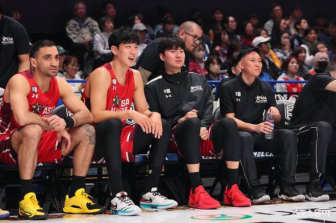 B리그 아시아 올스타팀 양재민(왼쪽에서 2번째)과 이현중(왼쪽에서 3번째)이&nbsp;16일 일본 나가사키 해피니스 아레나에서 열린&nbsp;아시아 크로스 토너먼트 경기 도중 벤치에 앉아 동료들의 경기를 지켜보고 있다. 사진제공｜B리그