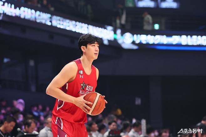 B리그 아시아 올스타팀 양재민이&nbsp;16일 일본 나가사키 해피니스 아레나에서 열린&nbsp;아시아 크로스 토너먼트 경기 도중 패스할 곳을 찾고 있다. 사진제공｜B리그