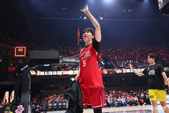 B리그 아시아 올스타팀 이현중이 16일 일본 나가사키 해피니스 아레나에서 열린&nbsp;아시아 크로스 토너먼트에서 우승을 차지한 뒤 관중들에게 인사하며 경기장을 빠져나가고 있다. 사진제공｜B리그