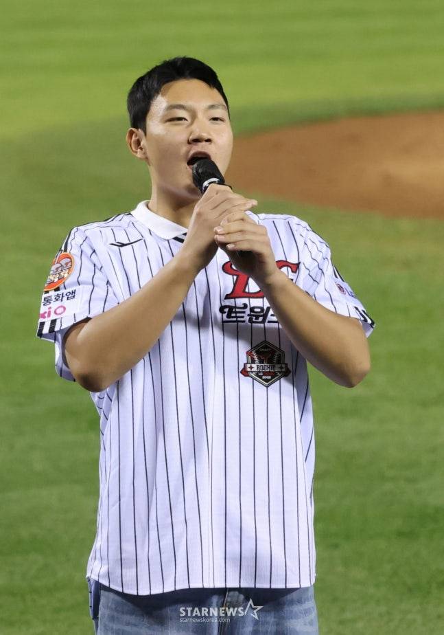 2025 신한 SOL Bank KBO리그 LG 트윈스 대 NC 다이노스 경기가 지난해 10월 1일 서울 잠실야구장에서 열렸다. 양우진을 비롯한 2026 LG 신인 선수들이 클리닝 타임 때 팬들에 인사하고 있다. /사진=김진경 대기자