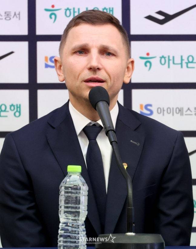 마줄스 감독이 취재진의 질문에 답변하고 있다. /사진=김진경 대기자