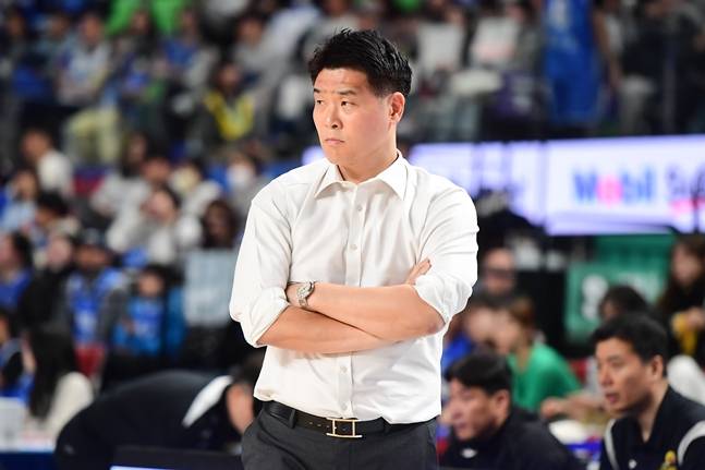 경기를 지켜보고 있는 조상현 감독. /사진=KBL