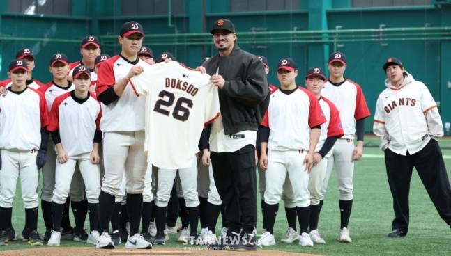 미국 메이저리그 프로야구(MLB) 샌프란시스코 자이언츠가 7일 경기도 이천 LG 챔피언스파크에서 휘문고 및 덕수고 선수 60여 명을 초청해 야구 클리닉을 열었다. 아다메스가 덕수고 엄준상에게 유니폼을 전달한 후 기념촬영을 하고 있다. 이날 행사에는 래리 베어 회장, 버스터 포지 사장, 토니 바이텔로 감독, 이정후, 윌리 아다메스, 황재균 등이 참석했다. /사진=김진경 대기자