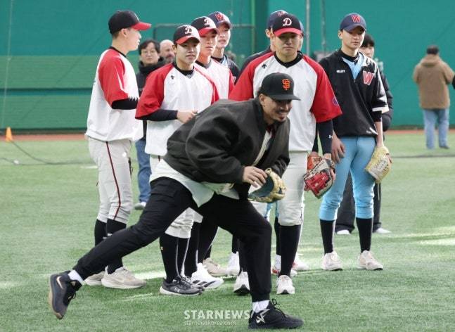 미국 메이저리그 프로야구(MLB) 샌프란시스코 자이언츠가 7일 경기도 이천 LG 챔피언스파크에서 휘문고 및 덕수고 선수 60여 명을 초청해 야구 클리닉을 열었다. 덕수고 엄준상이 아다메스의 지도하에 수비 훈련을 받고 있다. 이날 행사에는 래리 베어 회장, 버스터 포지 사장, 토니 바이텔로 감독, 이정후, 윌리 아다메스, 황재균 등이 참석했다. /사진=김진경 대기자