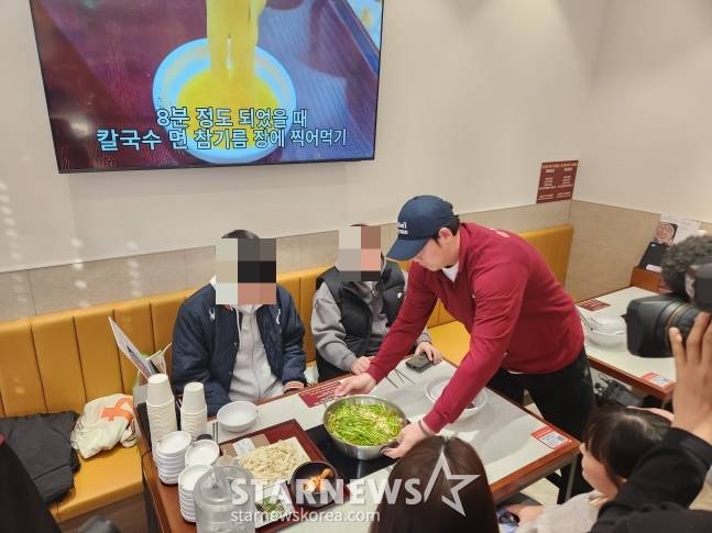 하주석(오른쪽)이 16일 팬 초청 행사에서 음식을 서빙하고 있다. /사진=안호근 기자