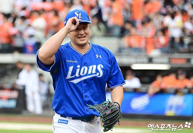 19일 오후 대전한화생명볼파크에서 열린 '2025 신한 SOL Bank KBO 포스트시즌' 삼성 라이온즈와 한화 이글스의 플레이오프 2차전 경기, 2회말 2사 2,3루 삼성 선발투수 최원태가 한화 심우준을 내야 땅볼 아웃으로 돌려세우며 이닝을 마친 뒤 더그아웃으로 향하고 있다. 엑스포츠뉴스 DB