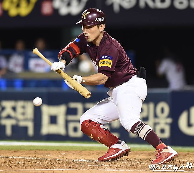 ​​​​키움 히어로즈가 내야수 서건창과 연봉 1억2000만원에 선수 계약을 체결했다. 이번 계약으로 서건창은 2021년 이후 5년 만에 히어로즈 유니폼을 다시 입게 됐다. 키움은 히어로즈의 문화와 시스템을 잘 이해하고 있는 서건창이 이번 겨울을 잘 준비하면 경쟁력을 보여줄 것으로 기대하고 있다. 엑스포츠뉴스 DB