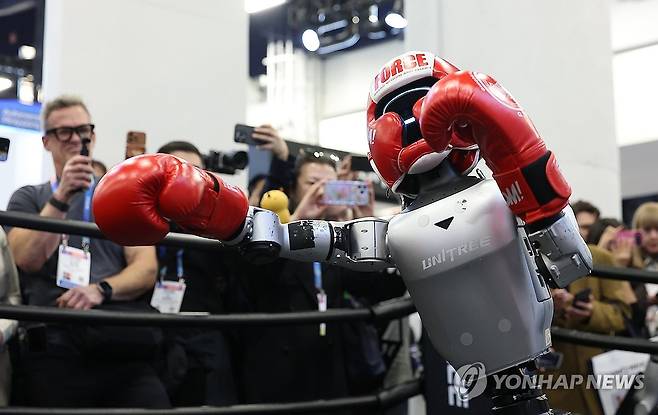 유니트리 로봇 격투 지켜보는 관람객들