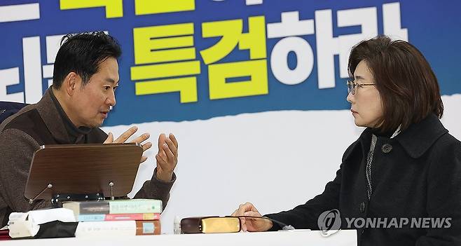 단식장 찾은 나경원 의원과 대화하는 장동혁 대표 (서울=연합뉴스) 김성민 기자 = 2차 종합특검법 처리에 반대해 단식중인 국민의힘 장동혁 대표가 17일 국회에서 단식을 이어가던 중 찾아온 나경원 의원과 대화를 나누고 있다. 2026.1.17 ksm7976@yna.co.kr