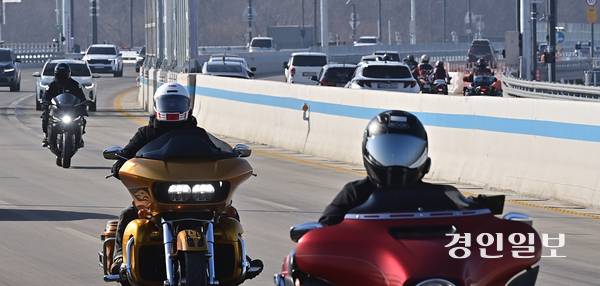 지난 17일 오전 인천시 중구 중산동에서 대형 오토바이를 탄 바이커들이 제3연륙교를 이용하고 있다. 2026.1.17 /조재현기자 jhc@kyeongin.com