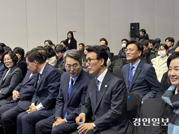 16일 수원컨벤션센터에서 열린 ‘경기도당 신년특강 K-국정설명회’에서 김민석 국무총리와 김동연 경기도지사가 만나 이야기를 나누고 있다. 2026.1.16 /이영지기자 bbangzi@kyeongin.com