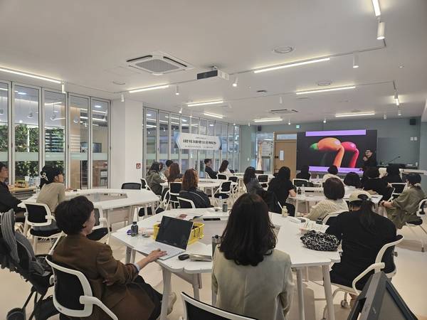 용인 신갈중학교 ‘메이커 스페이스실’에서 학부모 연수가 열리고 있다. /신갈중 제공