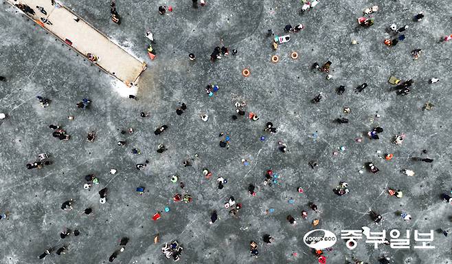 18일 오후 안성시 광혜원저수지 상류 일원에서 열린 웰컴투 동막골 안성빙어축제에서 시민들이 제각각 빙어 낚시를 즐기고 있다. 김경민기자