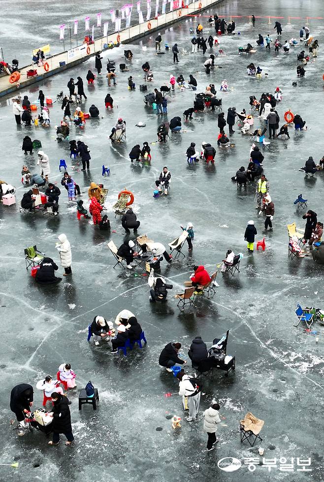 18일 오후 안성시 광혜원저수지 상류 일원에서 열린 웰컴투 동막골 안성빙어축제에서 시민들이 제각각 빙어 낚시를 즐기고 있다. 김경민기자