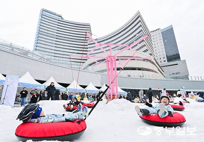 18일 오전 수원시 경기융합타운 내에 위치한 '경기도담뜰 겨울 눈밭 놀이터'를 찾은 어린이들이 회전 눈썰매를 타며 즐거워 하고 있다. 임채운기자