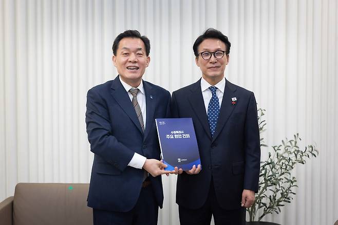 이재준 수원시장은 지난 16일 수원컨벤션센터에서 열린 K-국정설명회에서 김민석 국무총리를 만나 '수원특례시 주요현안 건의'라고 적힌 책자를 전달했다. <수원시 제공>