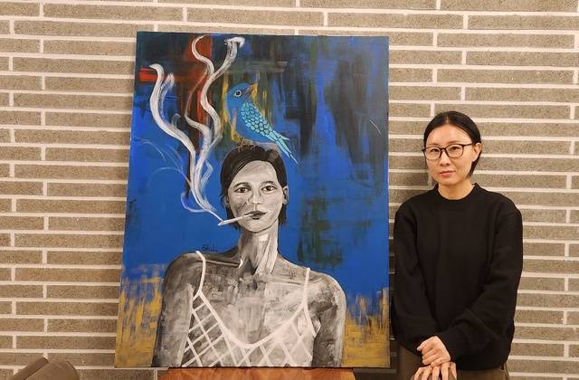 ▲ 강산작가가 신정호 그린브리즈에 전시한 작품과 함께 기념촬영 하고 있다.