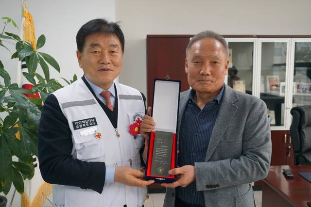 ▲ 신동삼 충일관광여행사㈜ 대표(우측)가 지난 16일 대한적십자사 충북지사 감사패를 받은 뒤 기념 촬영을 하고 있다./충북적십자사 제공