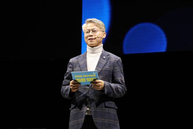 더불어민주당 민형배 의원이 18일 광주시 동구 조선대 해오름관에서 열린 출판기념회에서 발언을 하고 있다. <민형배 의원실 제공>