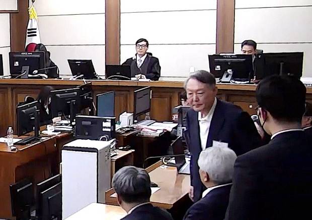 윤석열 전 대통령이 지난 16일 서울중앙지방법원에서 열린 특수공무집행방해, 범인도피교사 혐의 등 사건에 대한 1심 선고 공판에서 징역 5년을 선고받은 뒤 법정을 나서고 있다.  <서울중앙지법 제공>