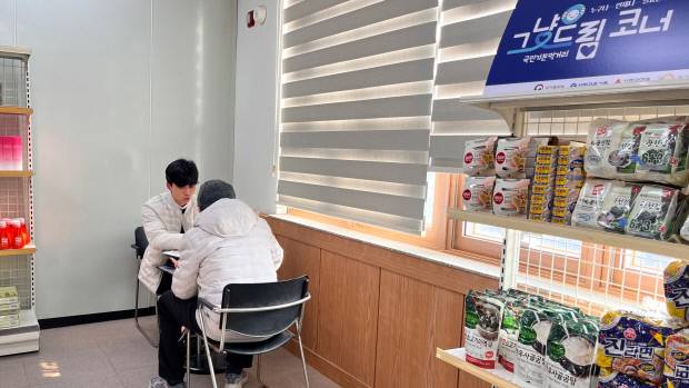 지난 15일 무안군 삼향읍 광역푸드마켓 1호점을 찾은 한 주민이 먹거리 기본보장 시범사업 ‘그냥드림’ 신청서를 작성하고 있다.