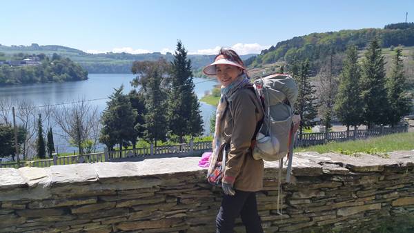 조정자 수필가의 여섯 번째 산티아고 순례길. 포르토마린 미뇨강 다리 위에서 기념촬영을 하고 있다.