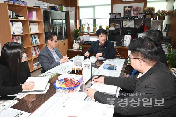 울산시의회 백현조 산업건설위원장이 지난 16일 시의회 5층 위원장실에서 청정수소 인증제의 운영 현황에 대한 보고를 받았다. 시의회 제공