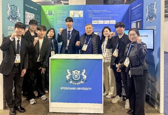 경남대학교 RISE사업단이 미국 라스베이거스 베네시안 엑스포 홀에서 열린 세계 최대 정보기술·가전 전시회인 'CES 2026'에 참가해 한서대학교와 협력 부스를 운영하며 기념사진을 찍고 있다.사진=경남대학교