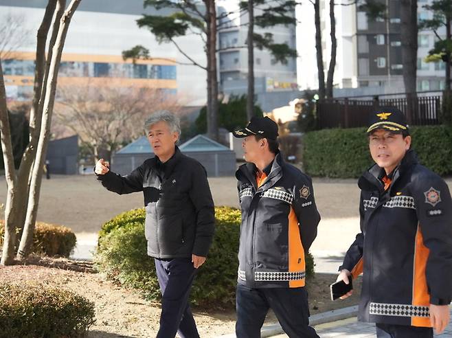▲ 경산소방서는 16일, 중산동 펜타힐즈더샵1차 아파트에서 소방서장 주관의 현장 지도점검 및 관계인 합동 소방훈련을 실시했다. 경산소방서.